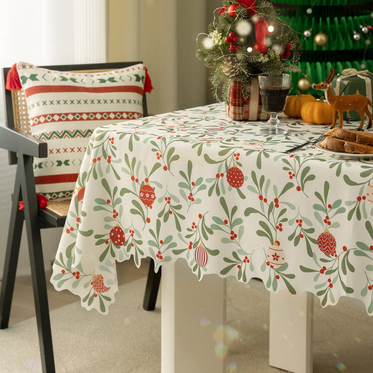 Scalloped Mistletoe Tablecloth for Christmas Decorations