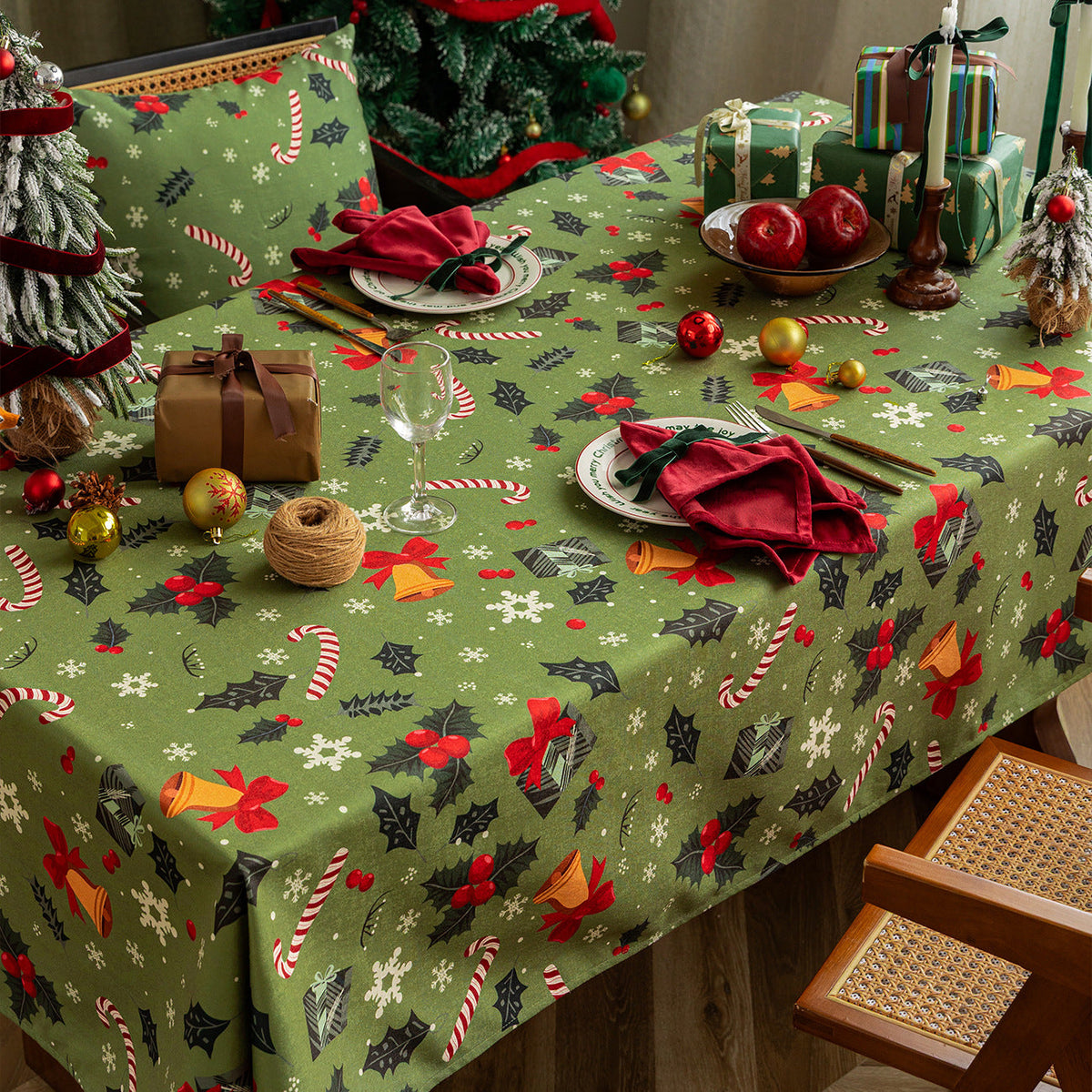 Christmas Tablecloth with Festive Print and Water Repellent
